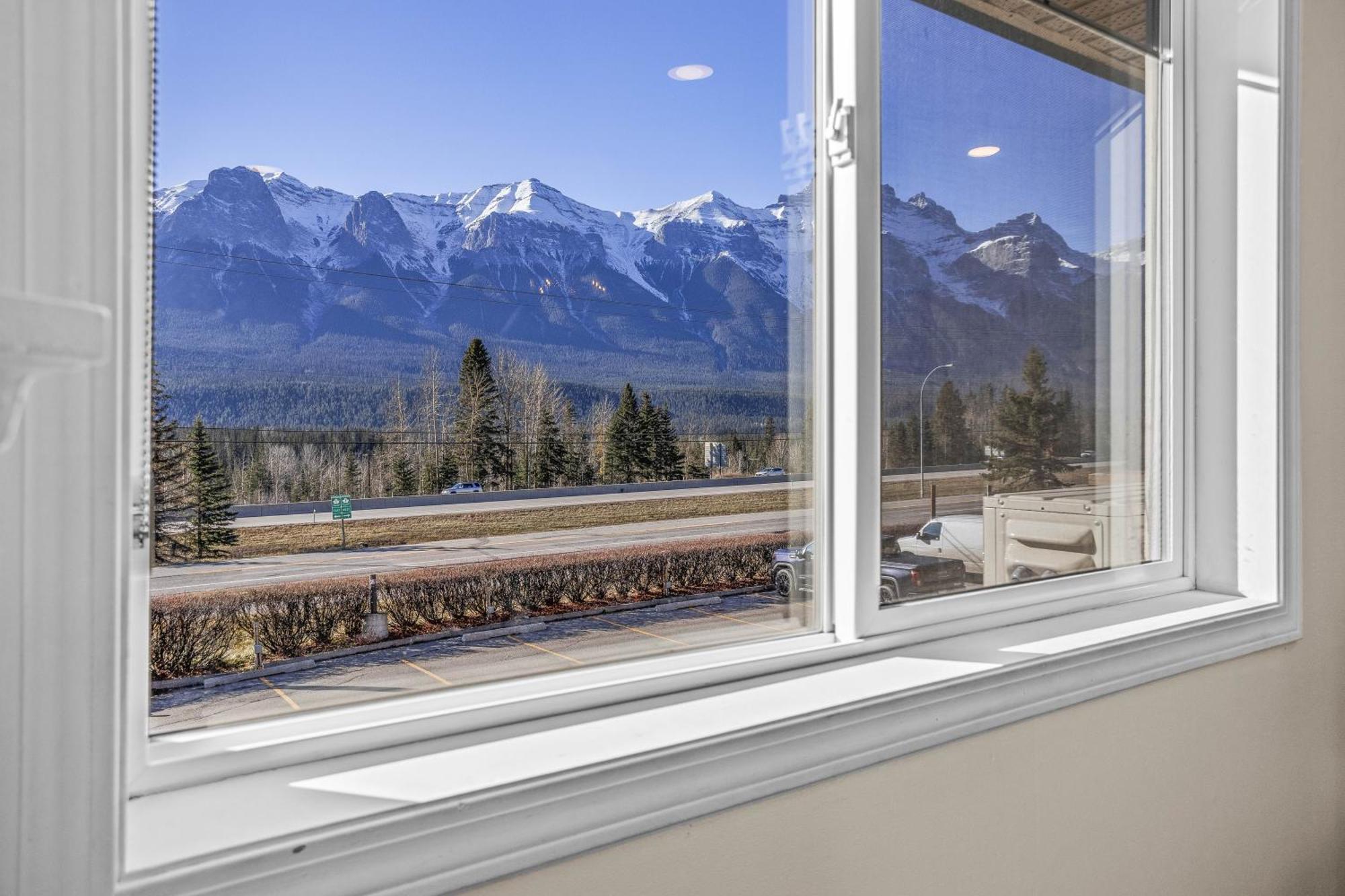 B212 Hot Tub, Ac X3, Parking, 2 Min To Banff Gate Apartman Canmore Kültér fotó