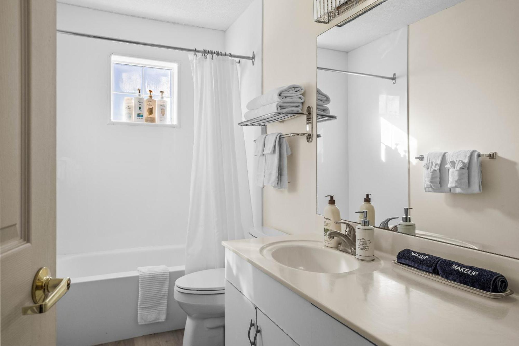 B212 Hot Tub, Ac X3, Parking, 2 Min To Banff Gate Apartman Canmore Kültér fotó