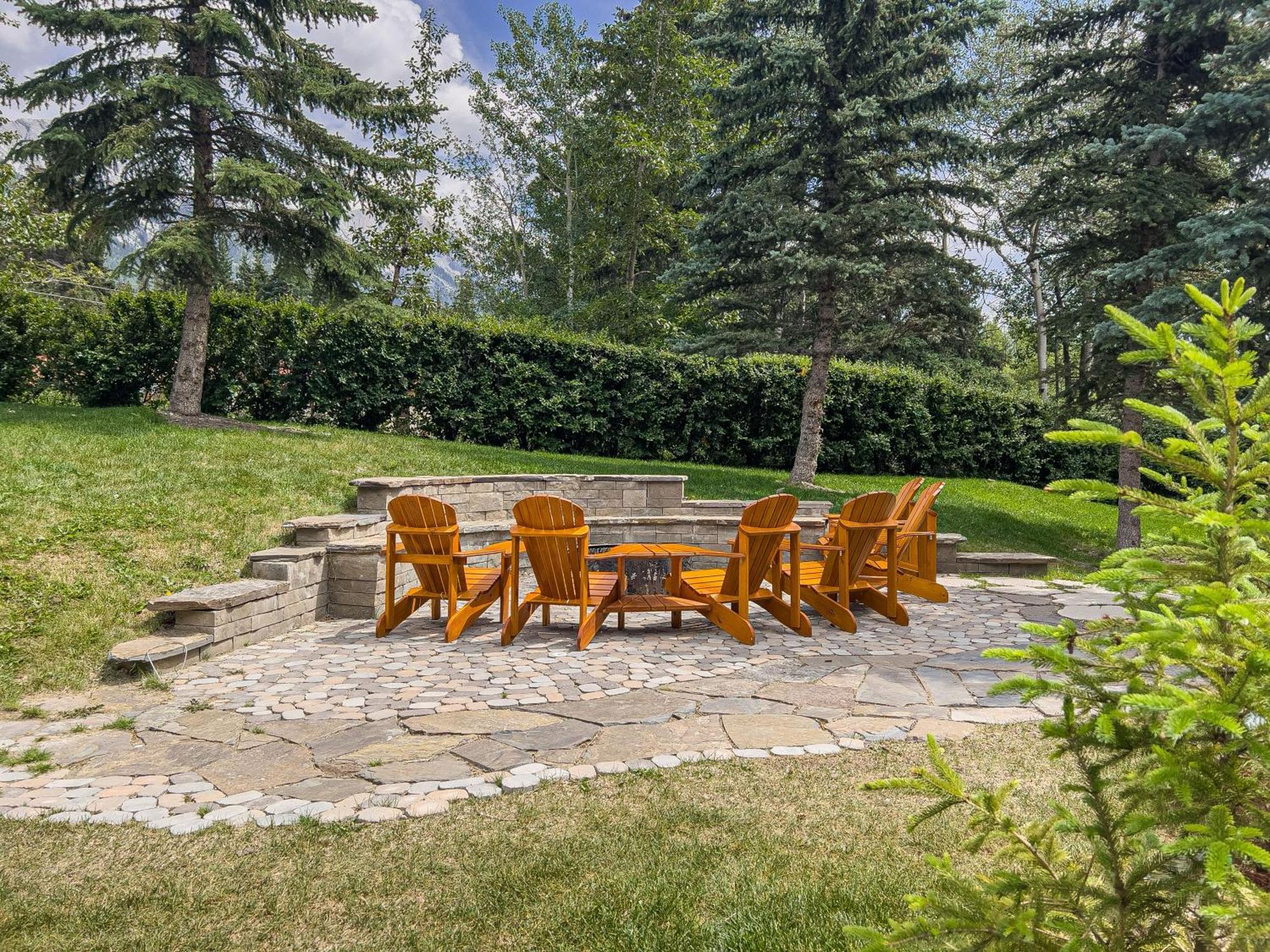 B212 Hot Tub, Ac X3, Parking, 2 Min To Banff Gate Apartman Canmore Kültér fotó